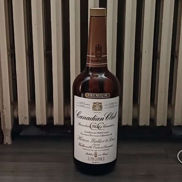 3.79L Canadian Club EMPTY Bottle 1982 - Picture 1 of 5
